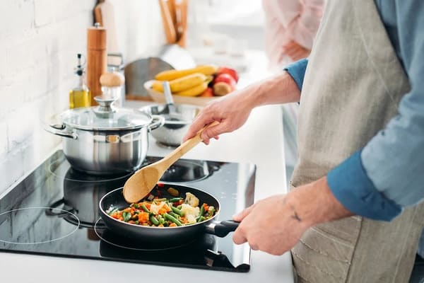 Persona cocinando en una sartén